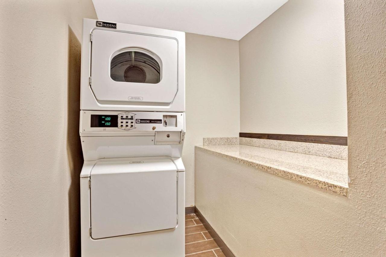 | Super 8 by Wyndham Louisville Airport