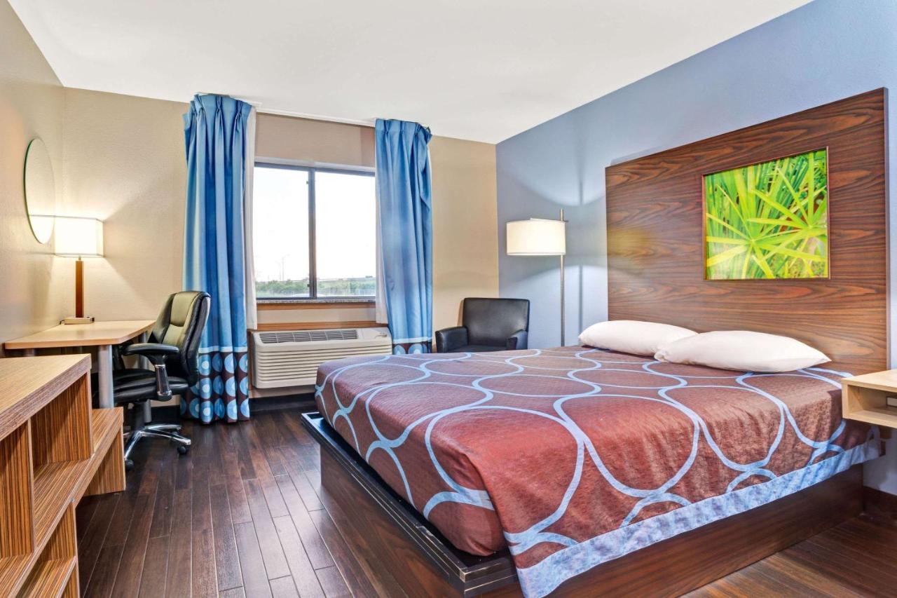 | Super 8 by Wyndham Louisville Airport