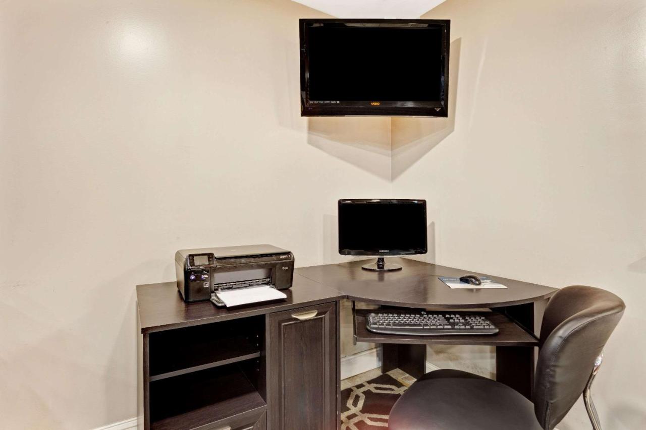 | Super 8 by Wyndham Louisville Airport
