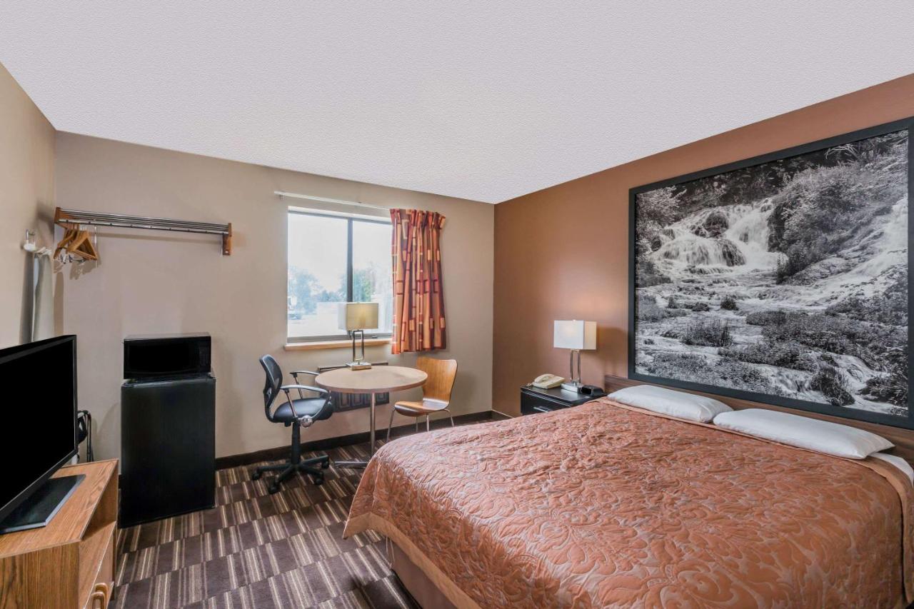 Queen Room - Disability Access/Non-Smoking at Super 8 by Wyndham Madison