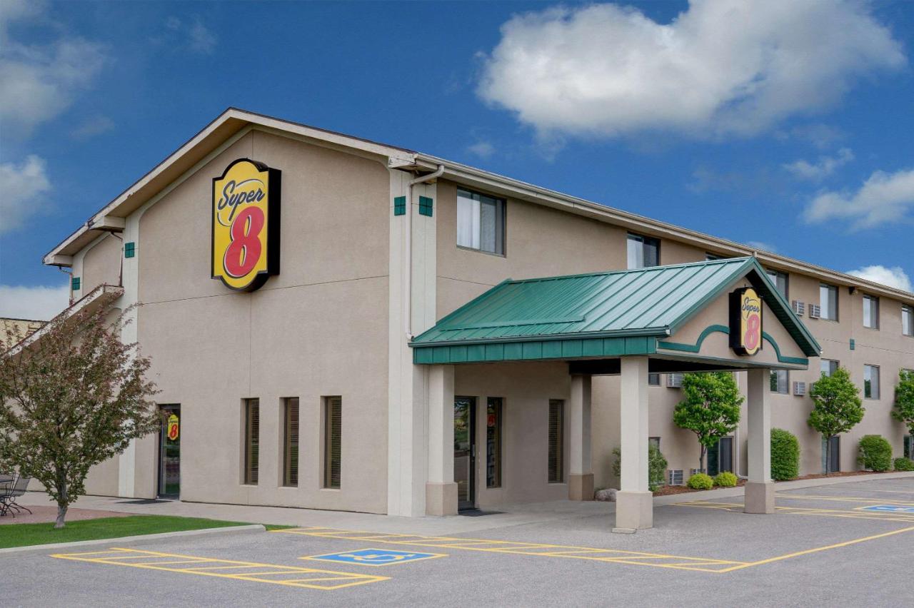 | Super 8 by Wyndham Willmar
