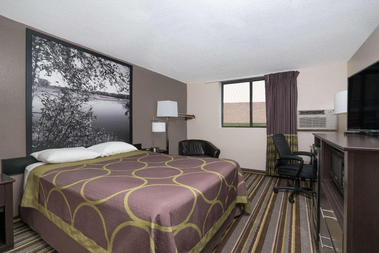 | Super 8 by Wyndham Willmar