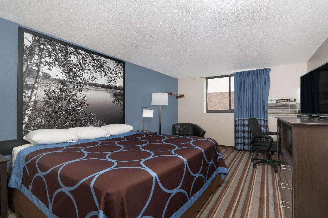 | Super 8 by Wyndham Willmar