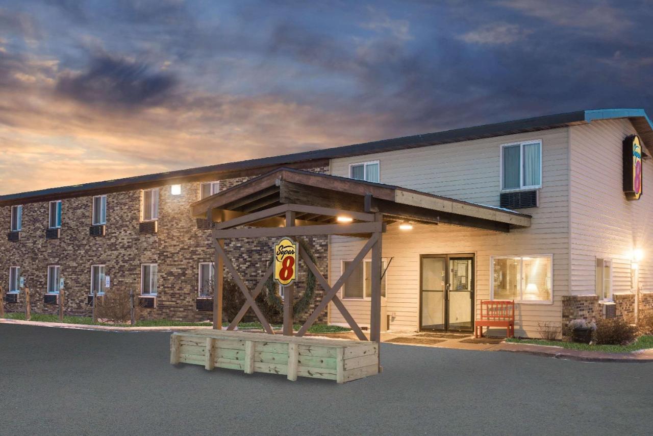 | Super 8 by Wyndham Superior WI