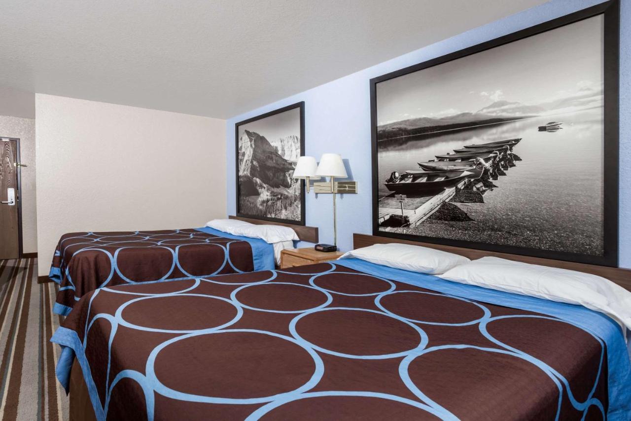 Queen Room with Two Queen Beds - Non-Smoking at Grizzly Inn