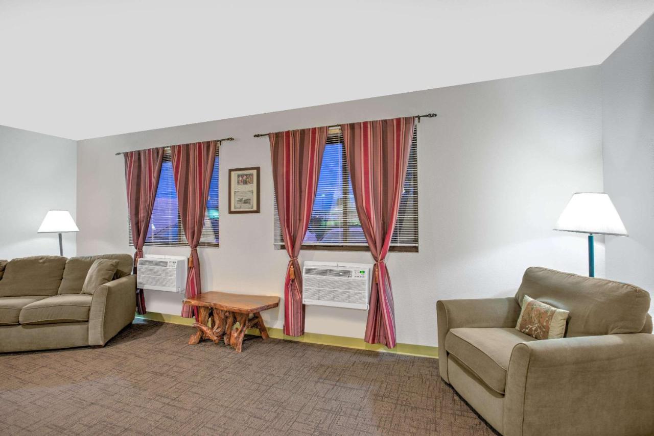 | Super 8 by Wyndham Ticonderoga