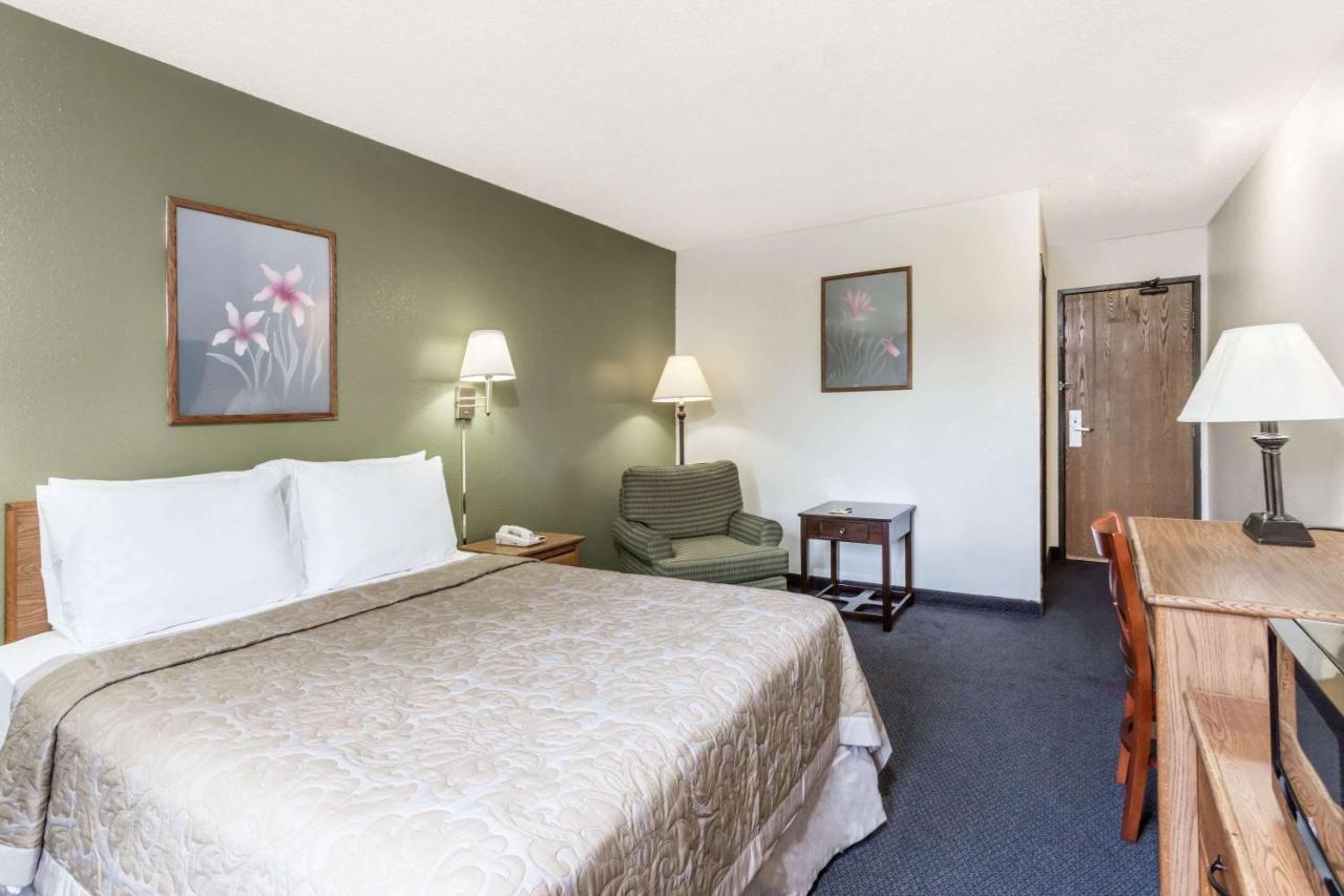  | Super 8 by Wyndham Hampton