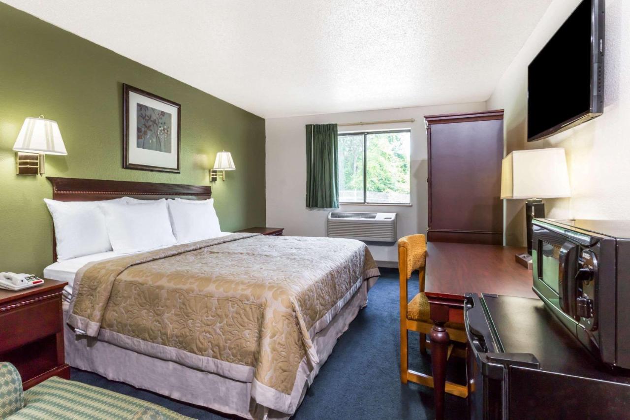  | Super 8 by Wyndham Hampton