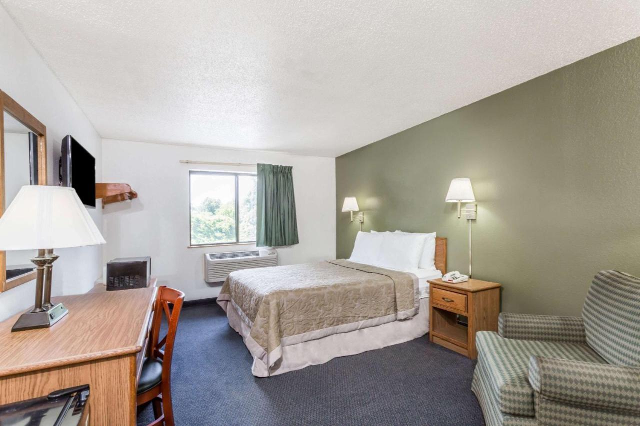  | Super 8 by Wyndham Hampton
