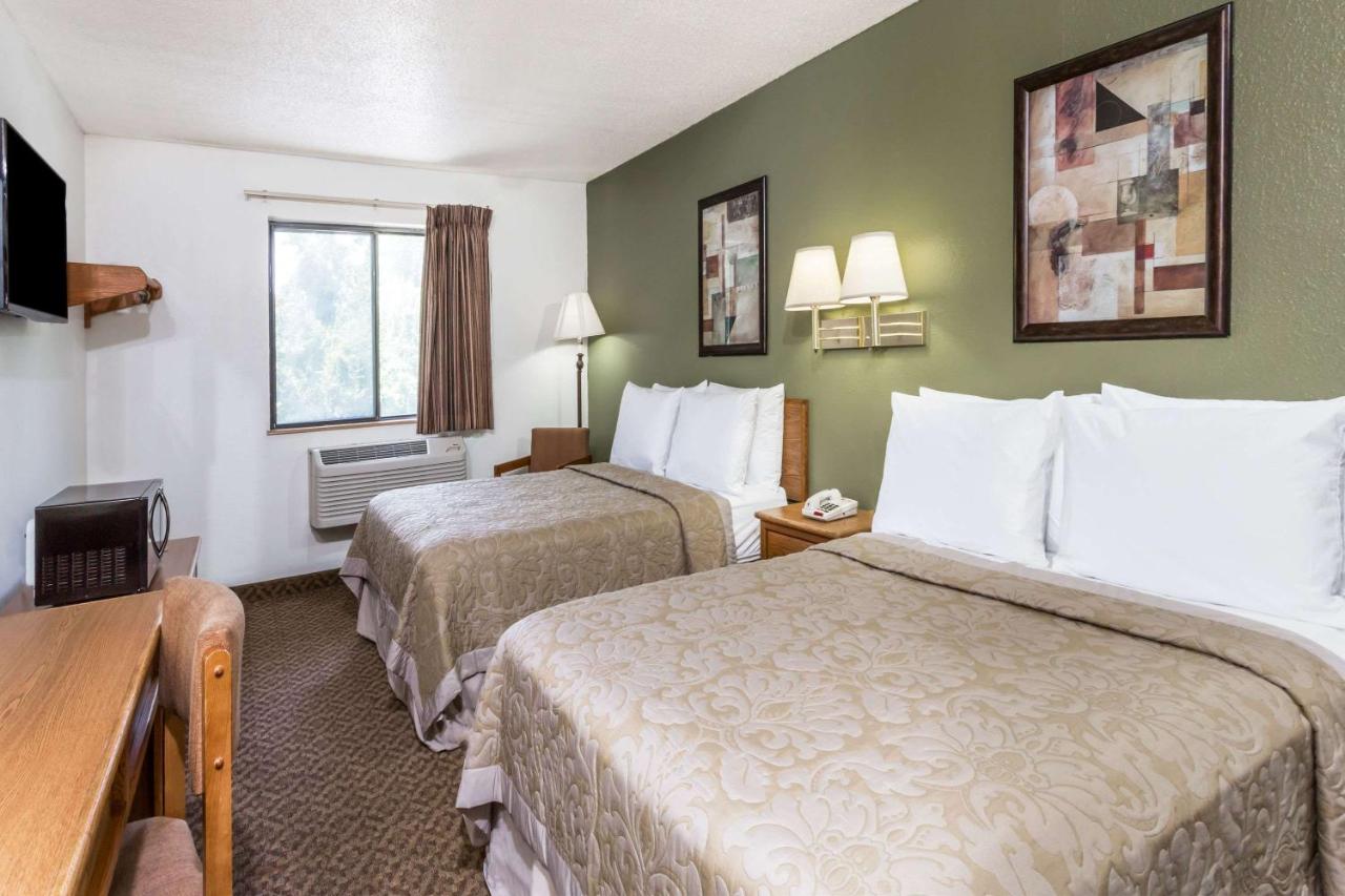  | Super 8 by Wyndham Hampton