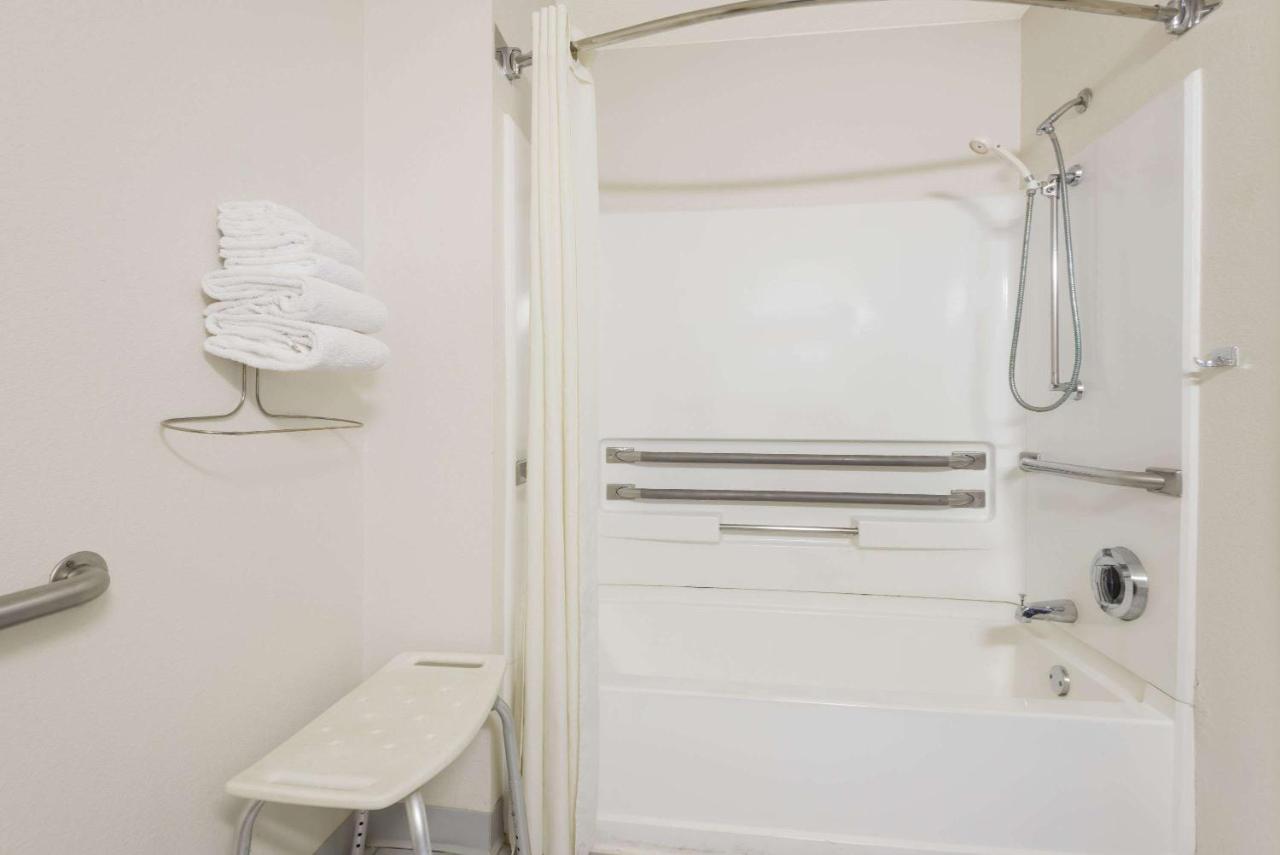 Queen Room - Mobility Access/Non-Smoking at Super 8 by Wyndham Maysville KY