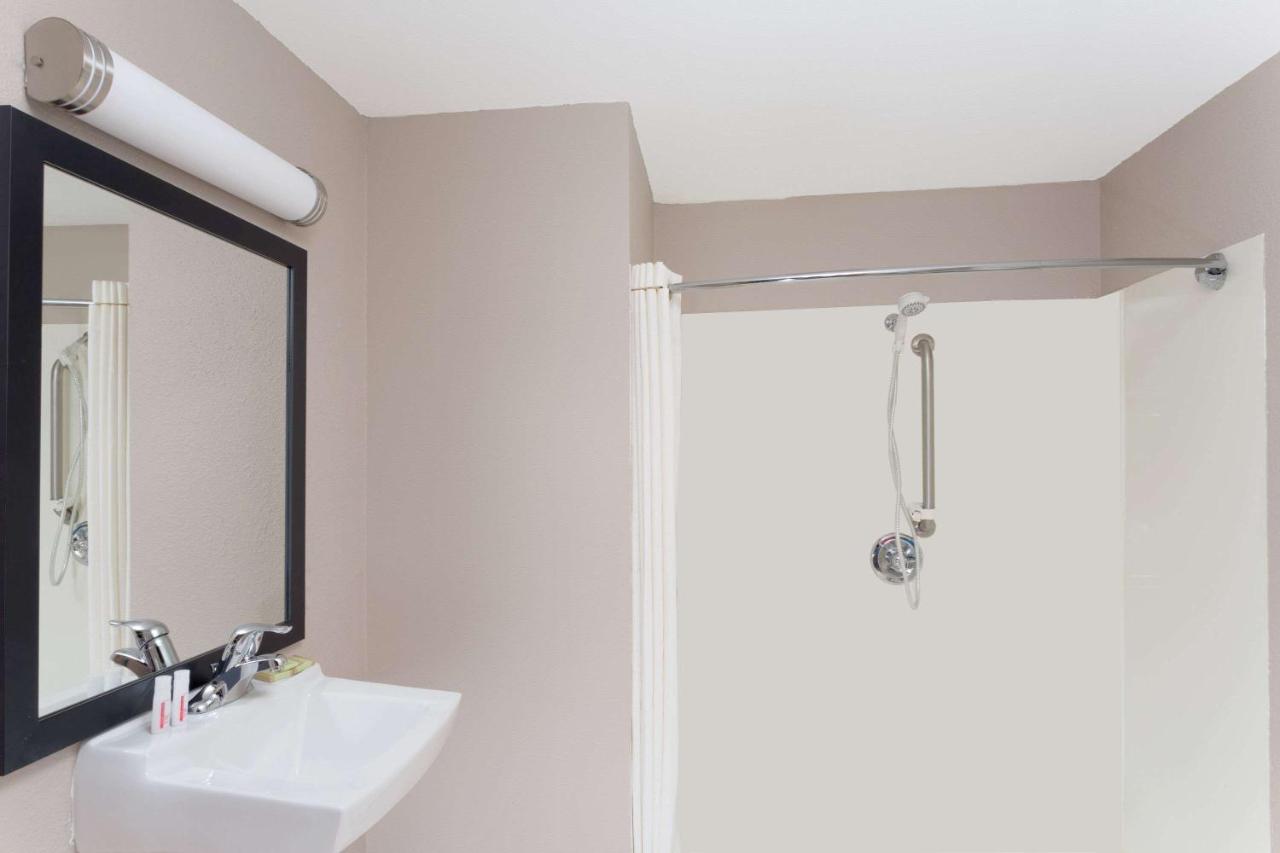 Queen Room - Mobility Access/Non-Smoking at Super 8 by Wyndham Green River