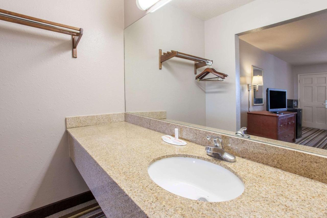 | Super 8 by Wyndham West Monroe