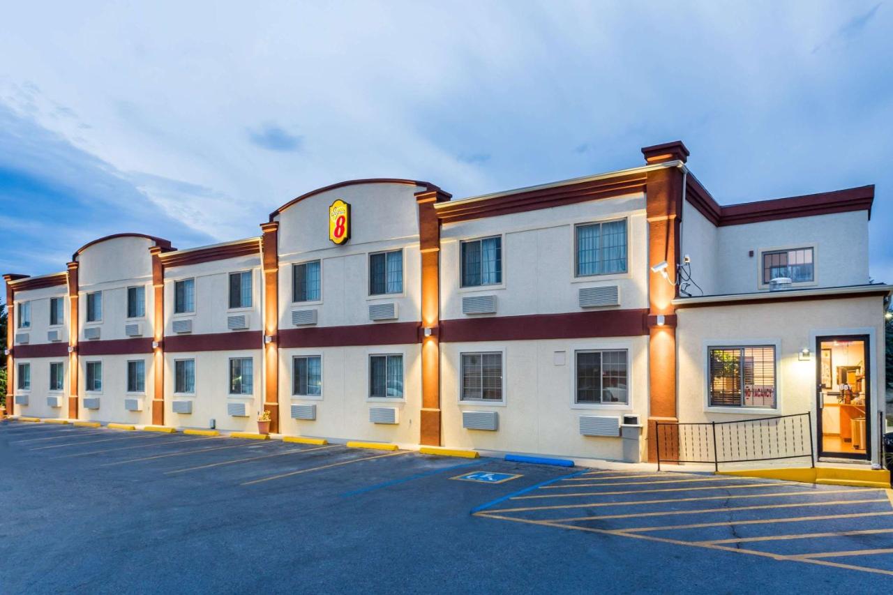  | Super 8 by Wyndham Douglas