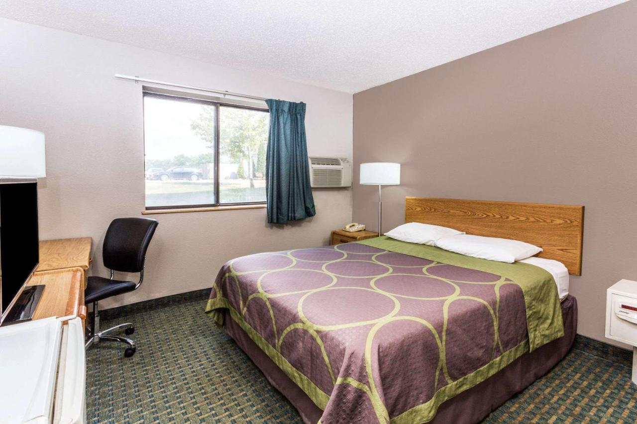 | Super 8 by Wyndham St. Charles