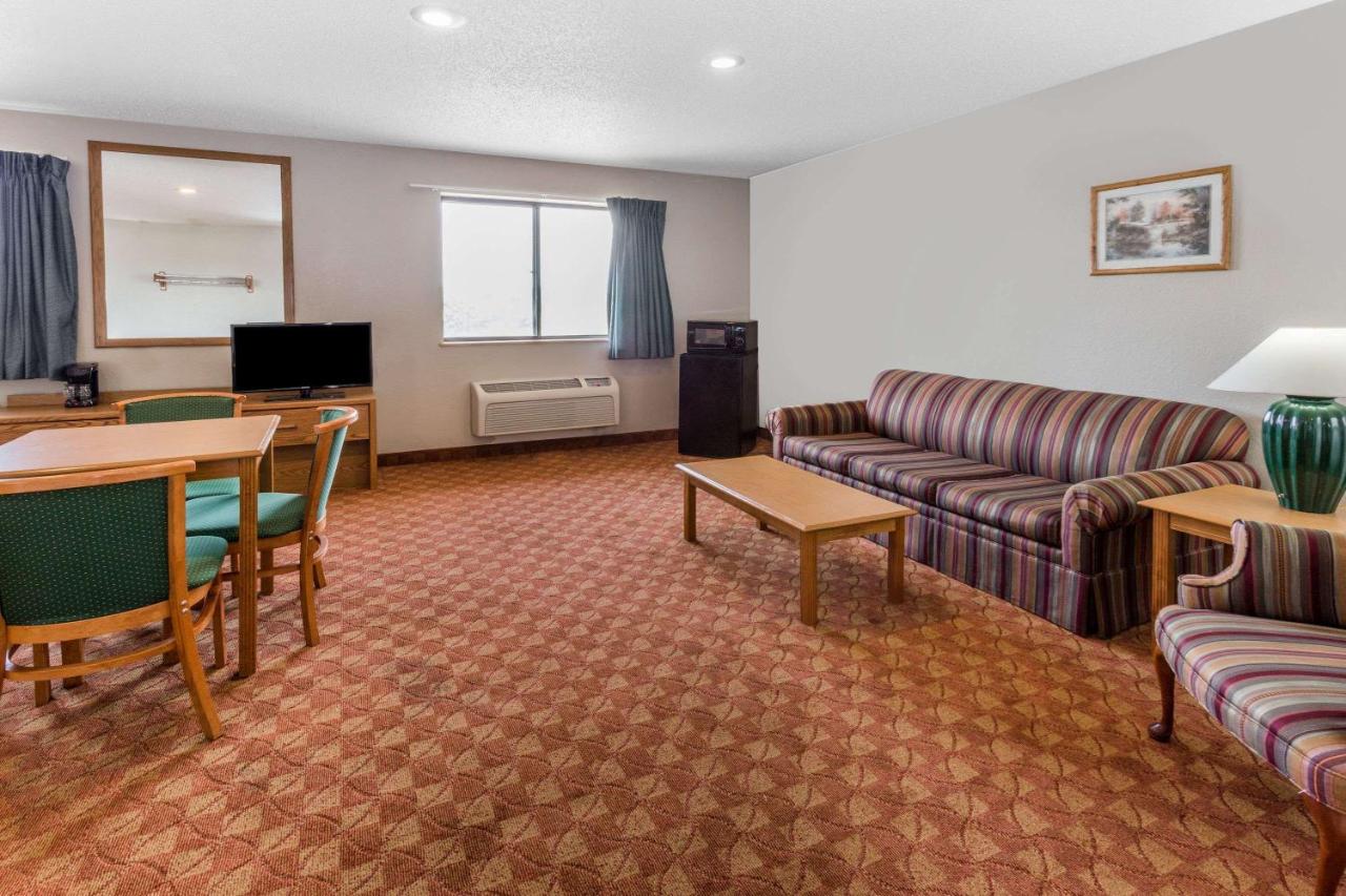 | Super 8 by Wyndham St. Charles