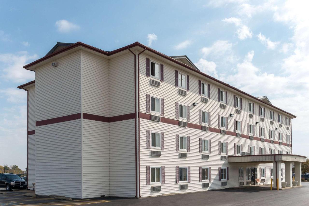 | Super 8 by Wyndham Springfield East