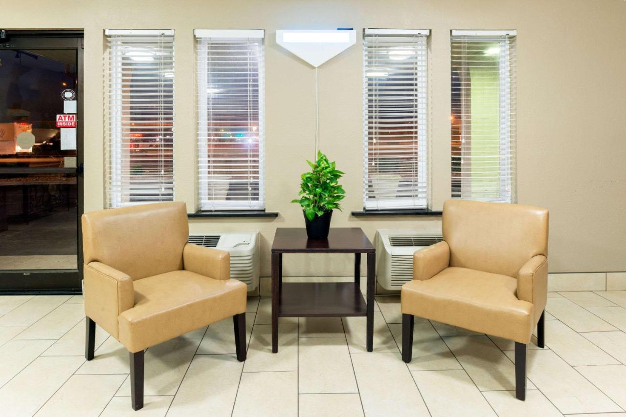 | Super 8 by Wyndham Springfield East