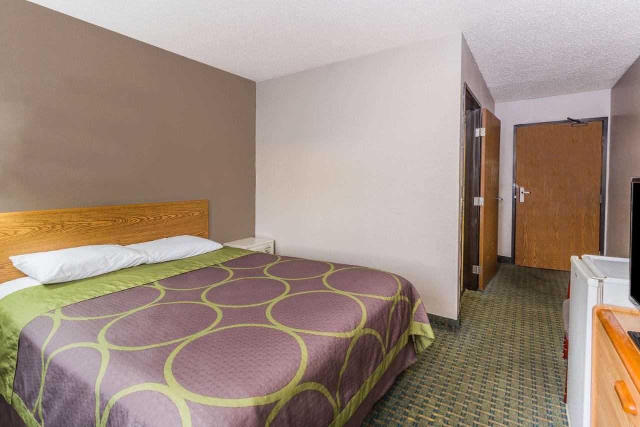  | Super 8 by Wyndham St. Charles