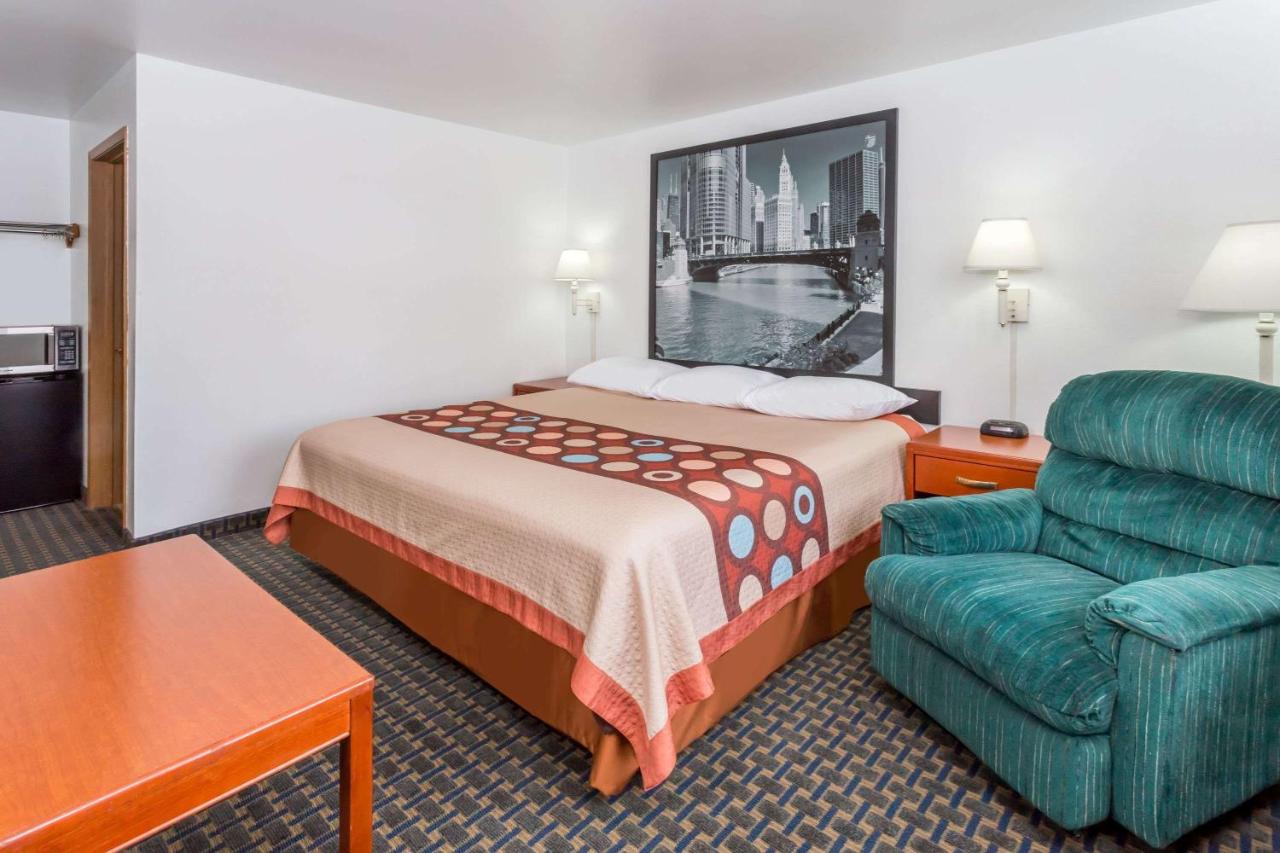| Super 8 by Wyndham Rock Falls Sterling Area