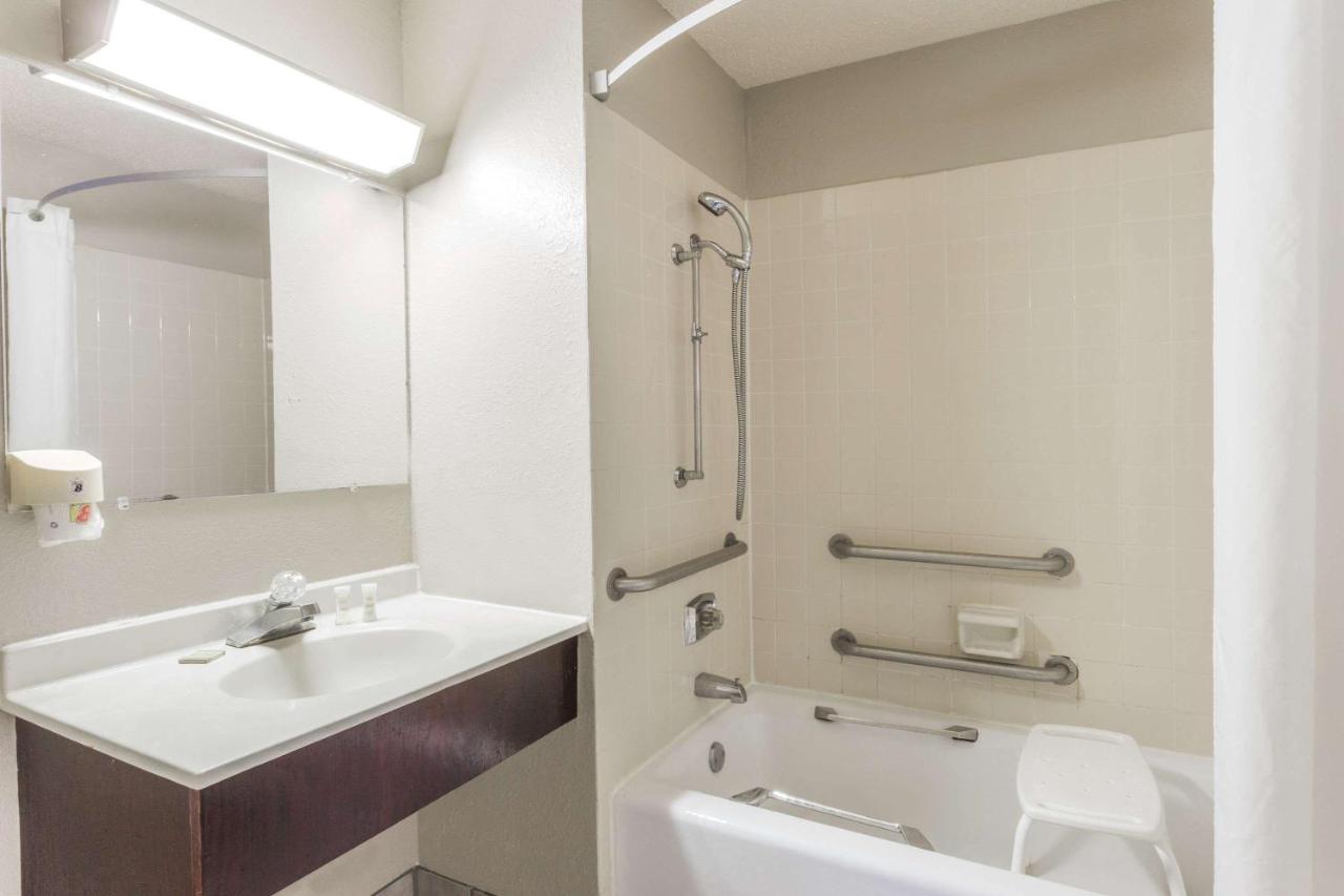 | Super 8 by Wyndham St. Charles