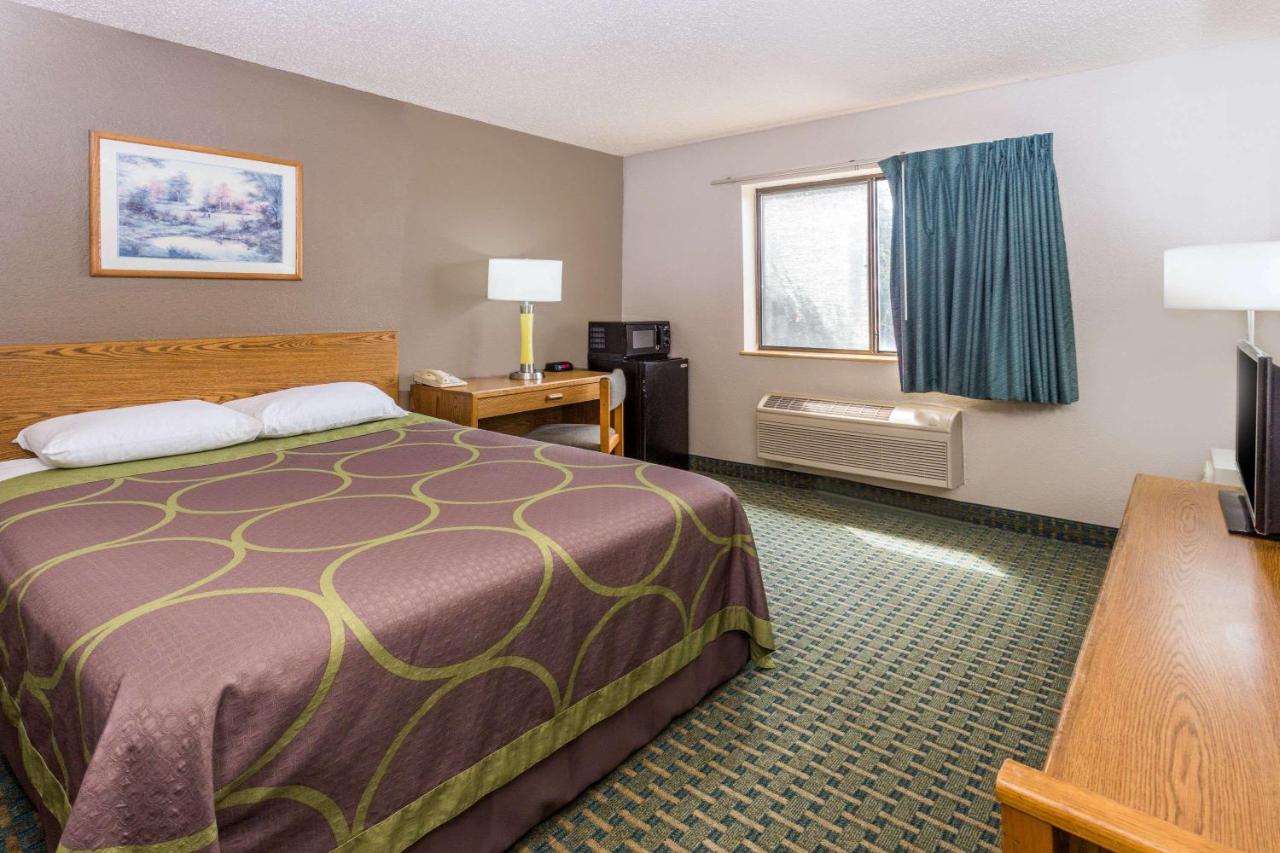 | Super 8 by Wyndham St. Charles