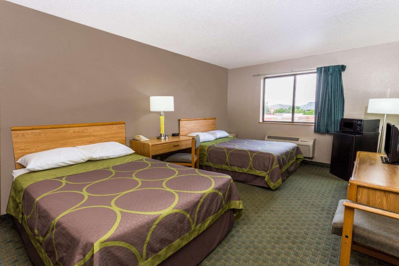 | Super 8 by Wyndham St. Charles