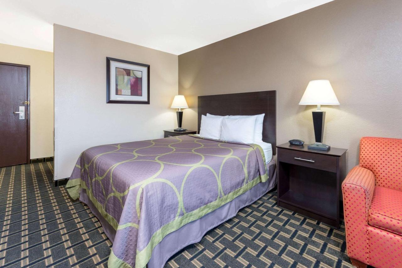 | Super 8 by Wyndham Springfield East