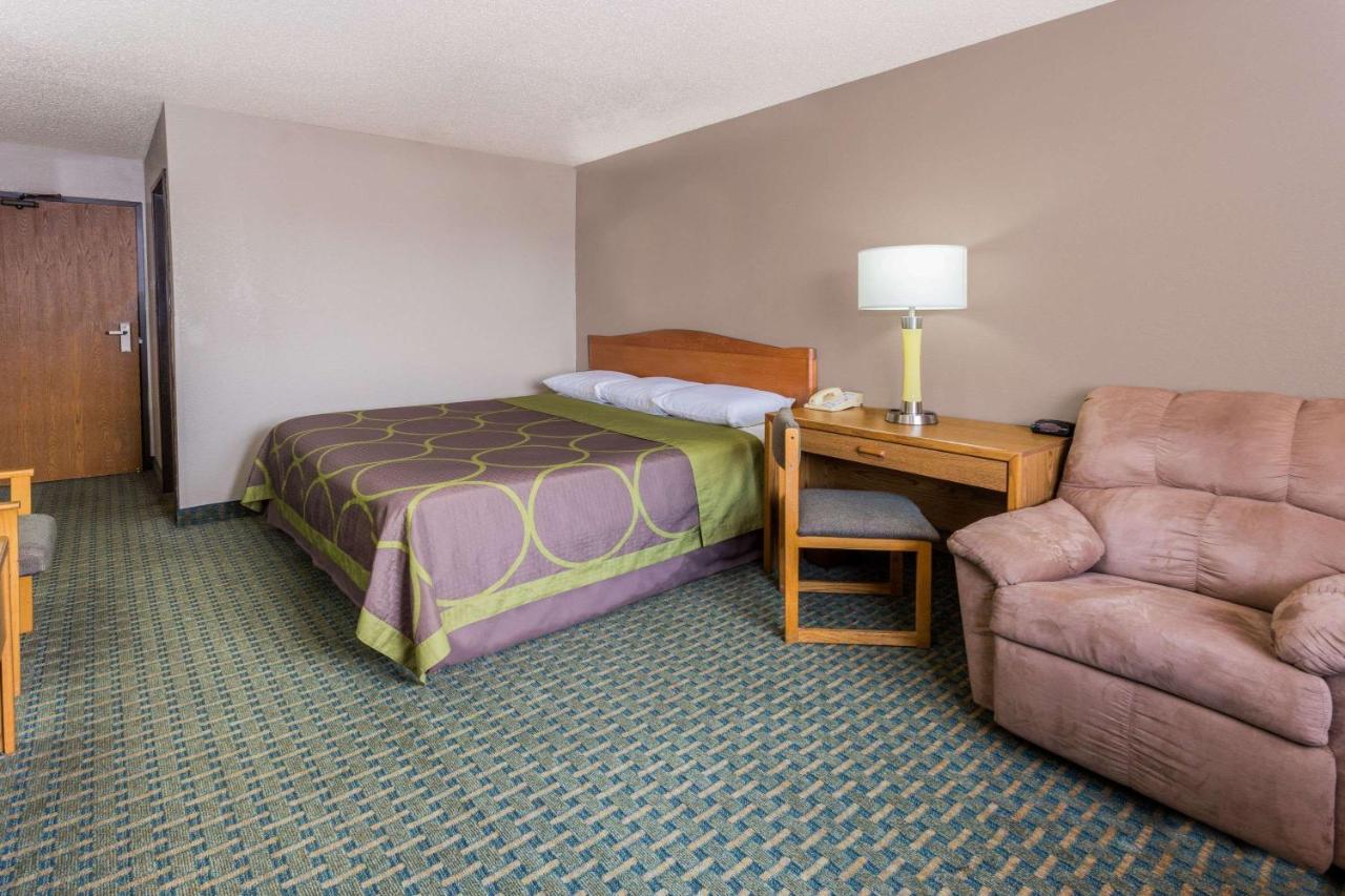 | Super 8 by Wyndham St. Charles