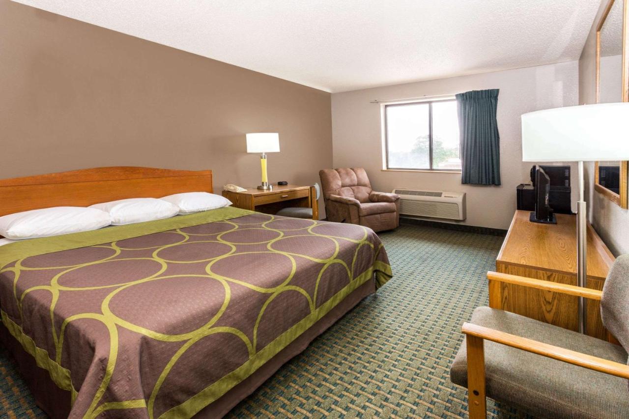 | Super 8 by Wyndham St. Charles