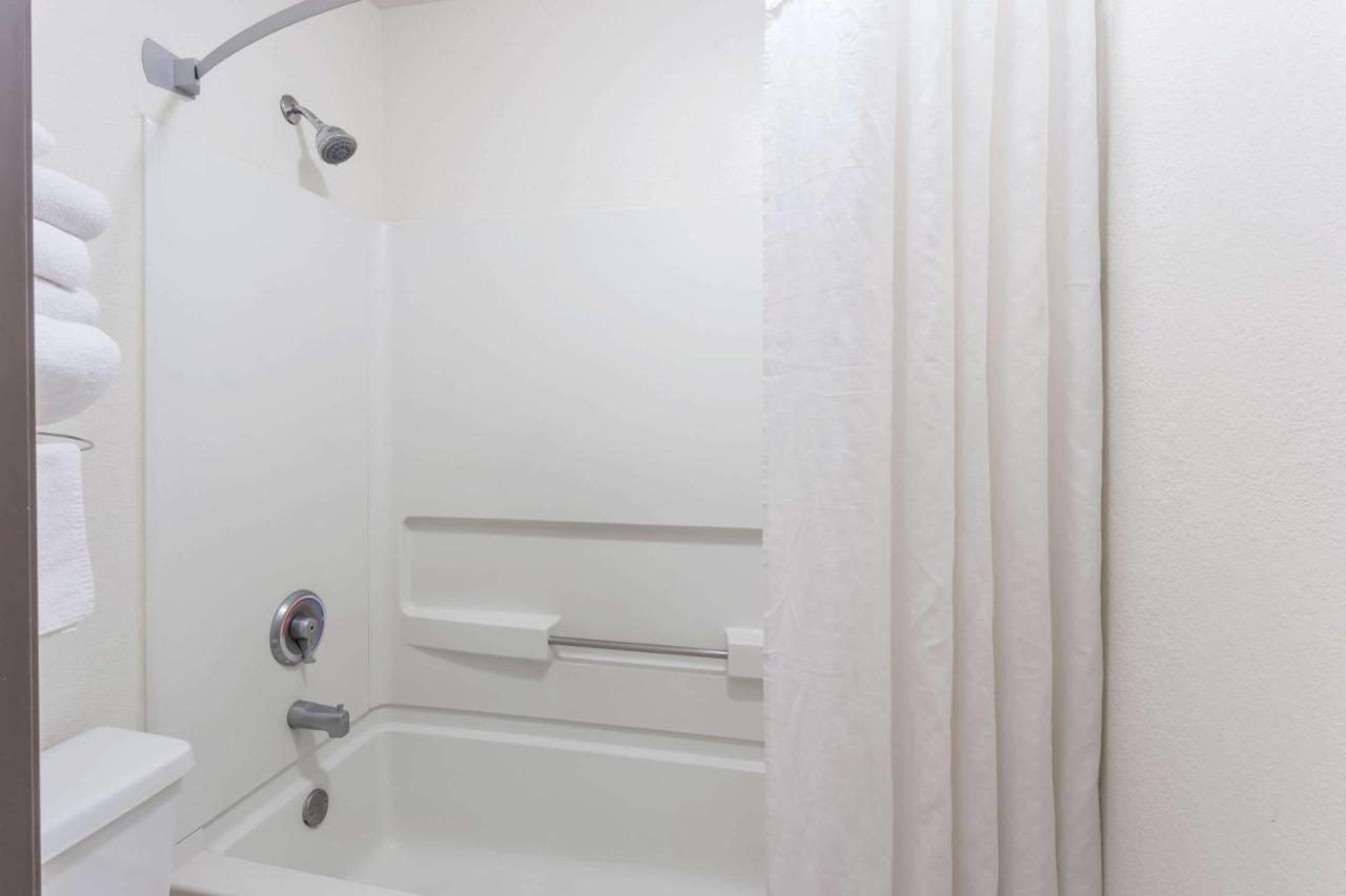 | Super 8 by Wyndham Woodstock