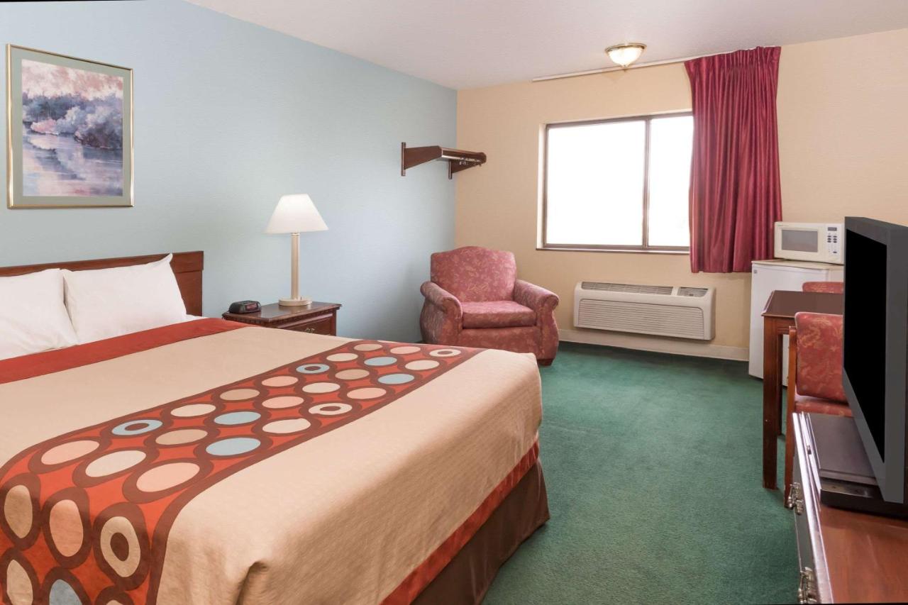 | Super 8 by Wyndham Woodstock