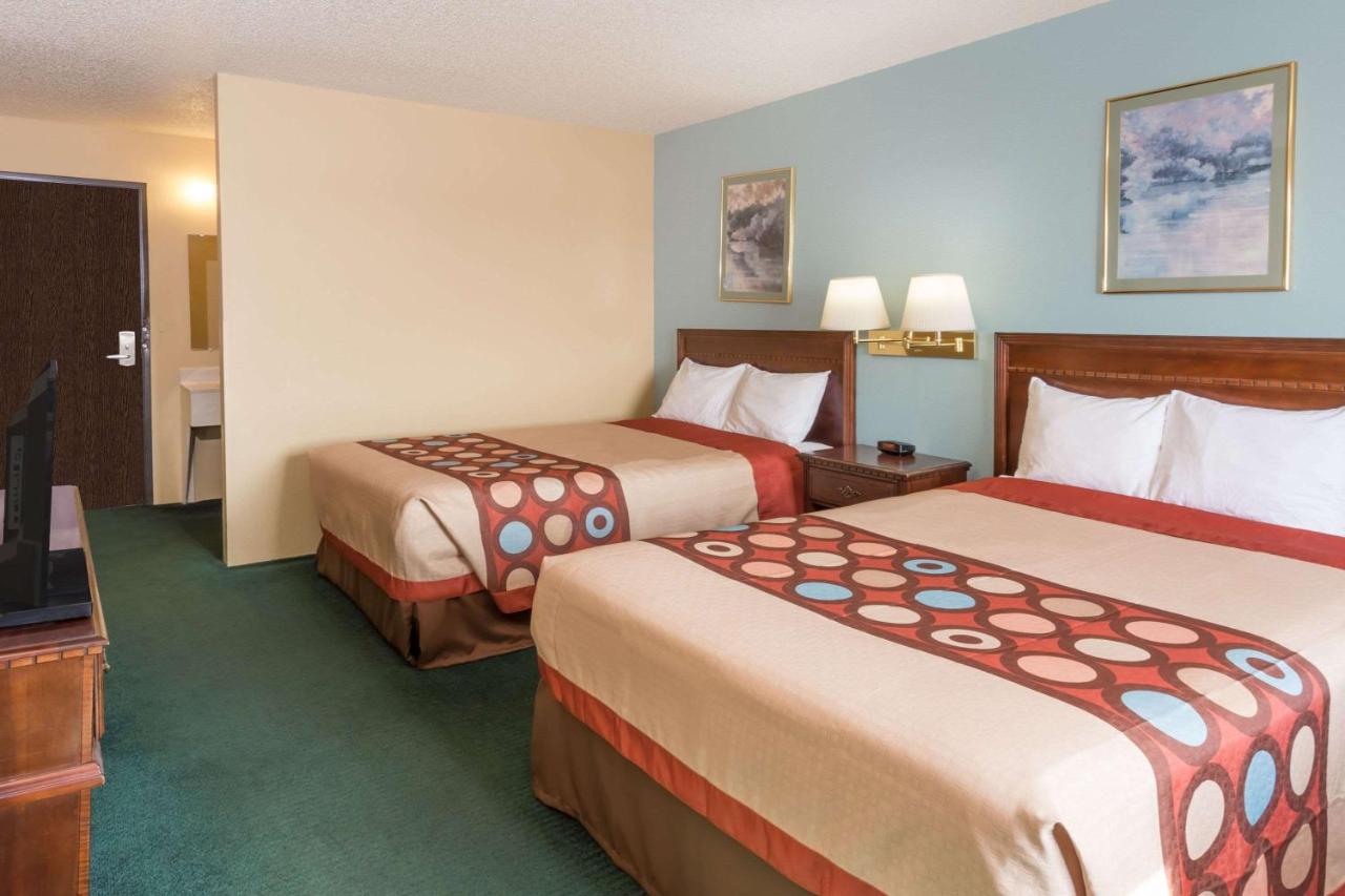 | Super 8 by Wyndham Woodstock