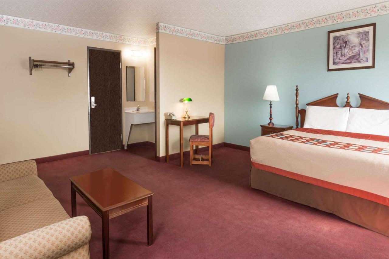 | Super 8 by Wyndham Woodstock