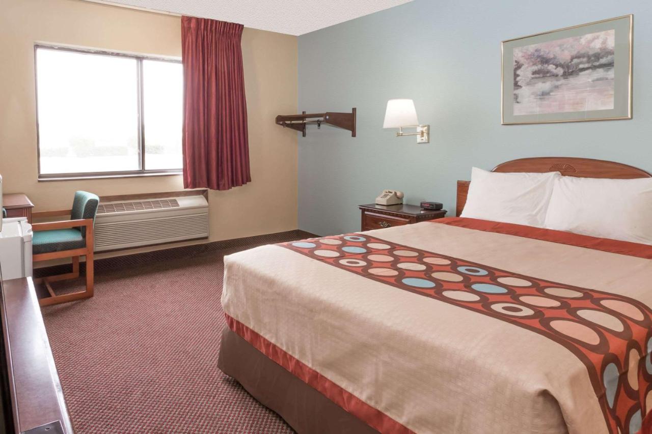 | Super 8 by Wyndham Woodstock