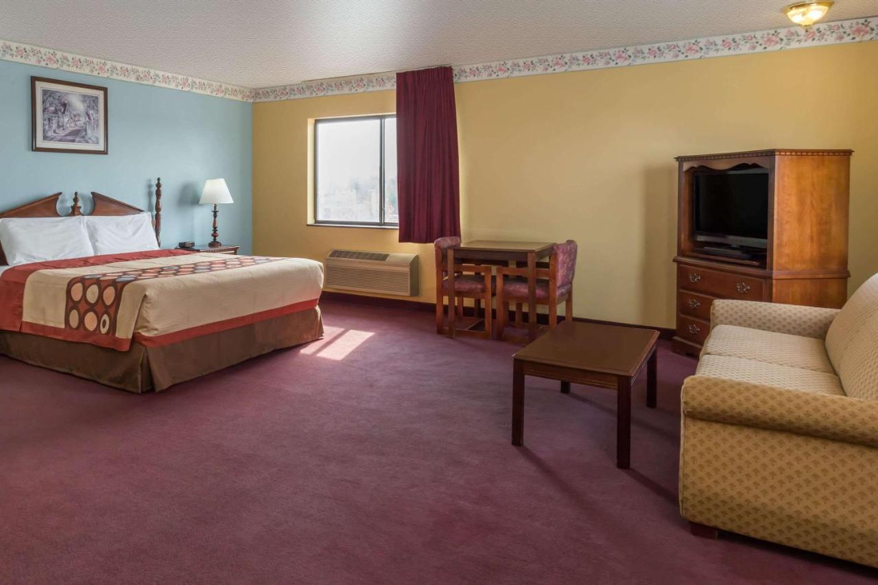 | Super 8 by Wyndham Woodstock