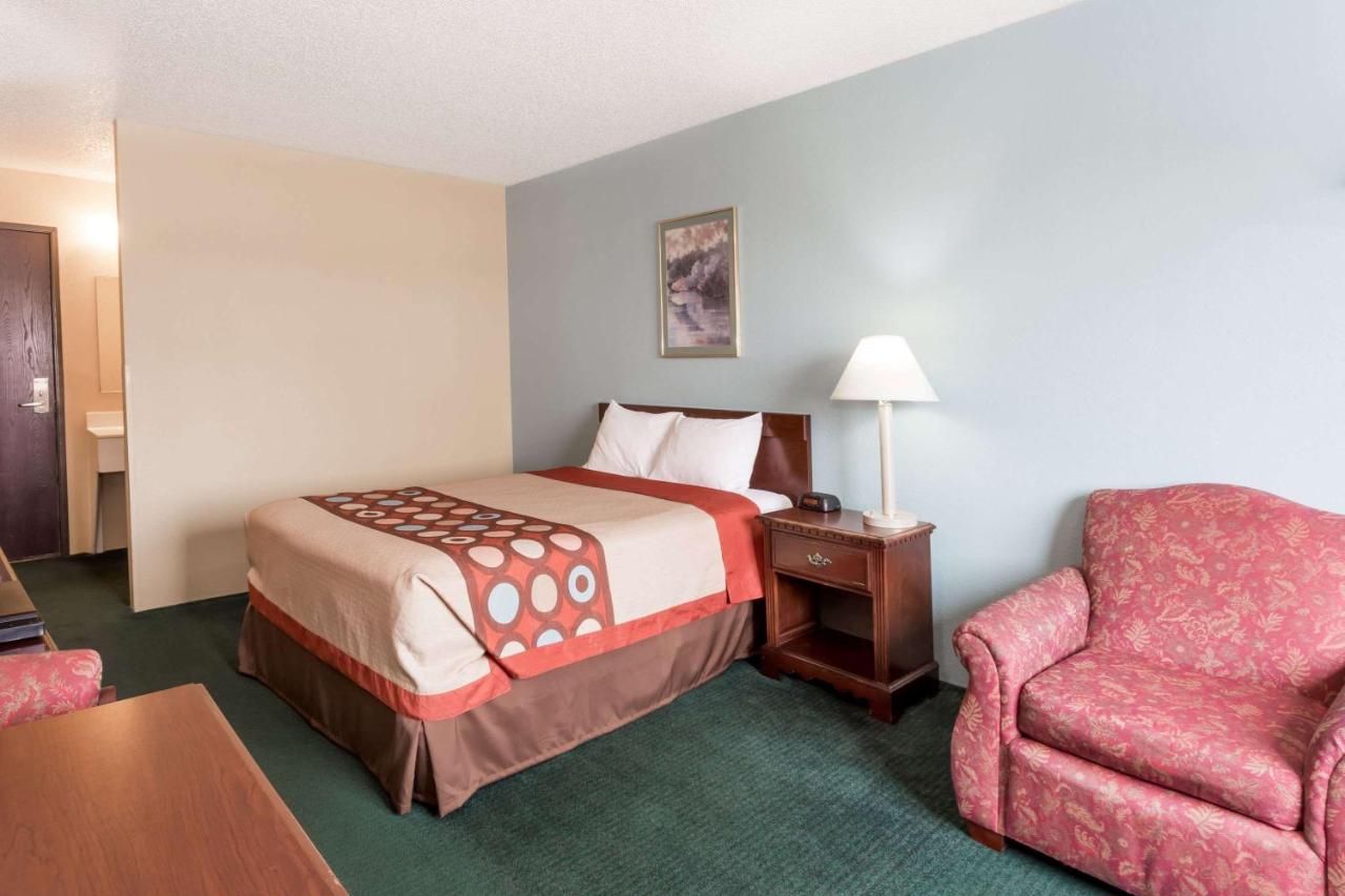 | Super 8 by Wyndham Woodstock
