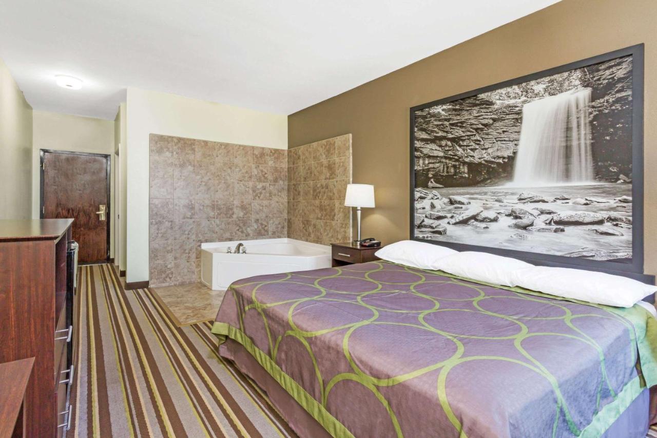 King Suite - Non-Smoking at Super 8 by Wyndham Hull Street Midlothian / Richmond Area