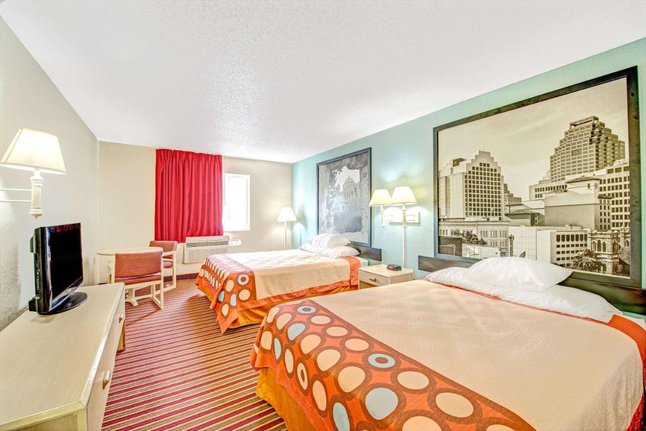 | Super 8 by Wyndham San Antonio/Fiesta