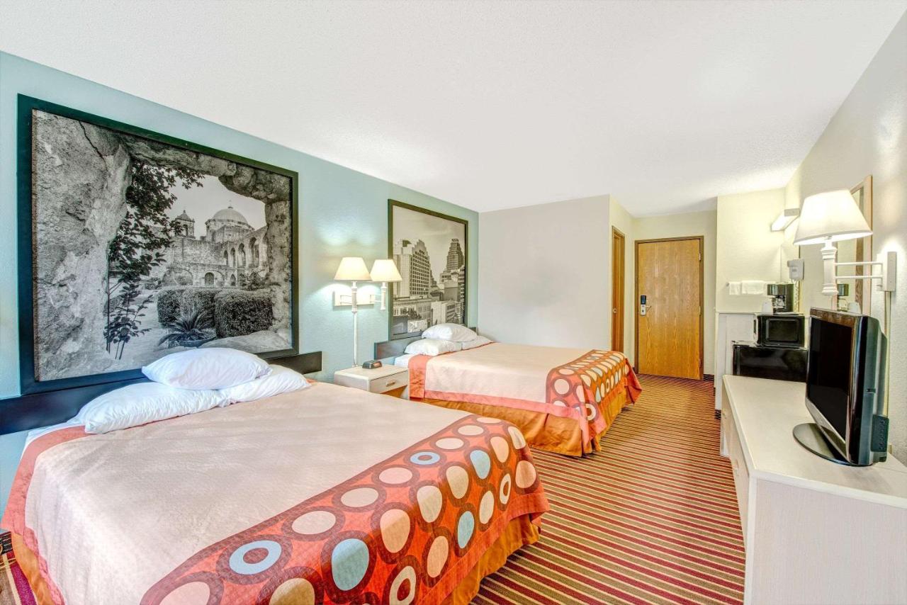 | Super 8 by Wyndham San Antonio/Fiesta
