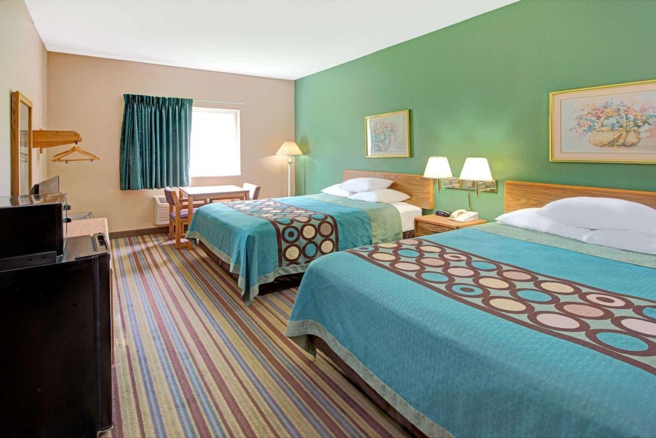 | Super 8 by Wyndham Pontoon Beach IL/St. Louis MO Area