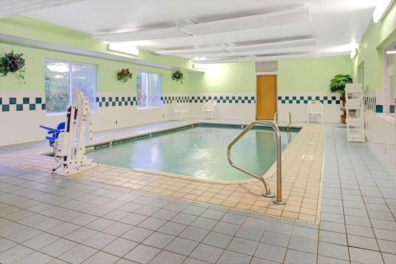 | Super 8 by Wyndham Pontoon Beach IL/St. Louis MO Area