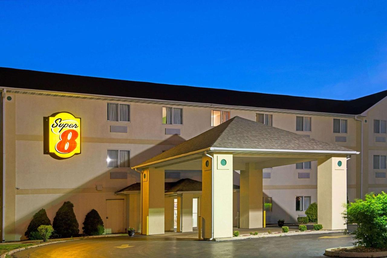 | Super 8 by Wyndham Pontoon Beach IL/St. Louis MO Area