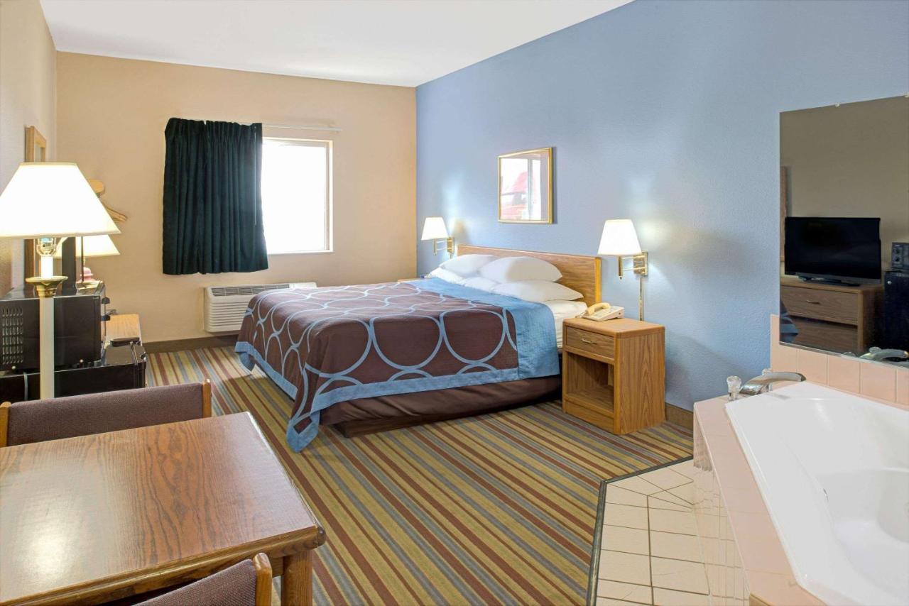 | Super 8 by Wyndham Pontoon Beach IL/St. Louis MO Area