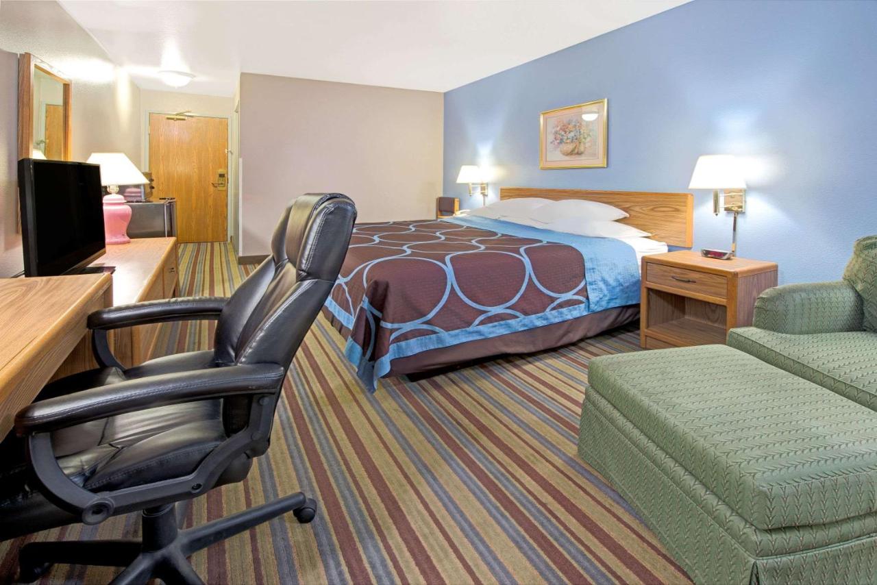 | Super 8 by Wyndham Pontoon Beach IL/St. Louis MO Area