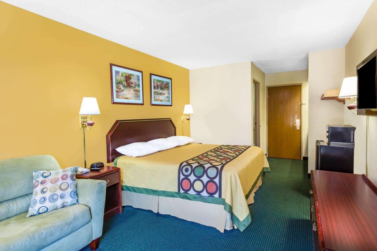 Deluxe King Room with Spa Bath- Non-Smoking at Super 8 by Wyndham Morristown/South