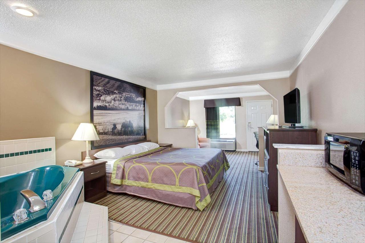 | Super 8 by Wyndham Knoxville East