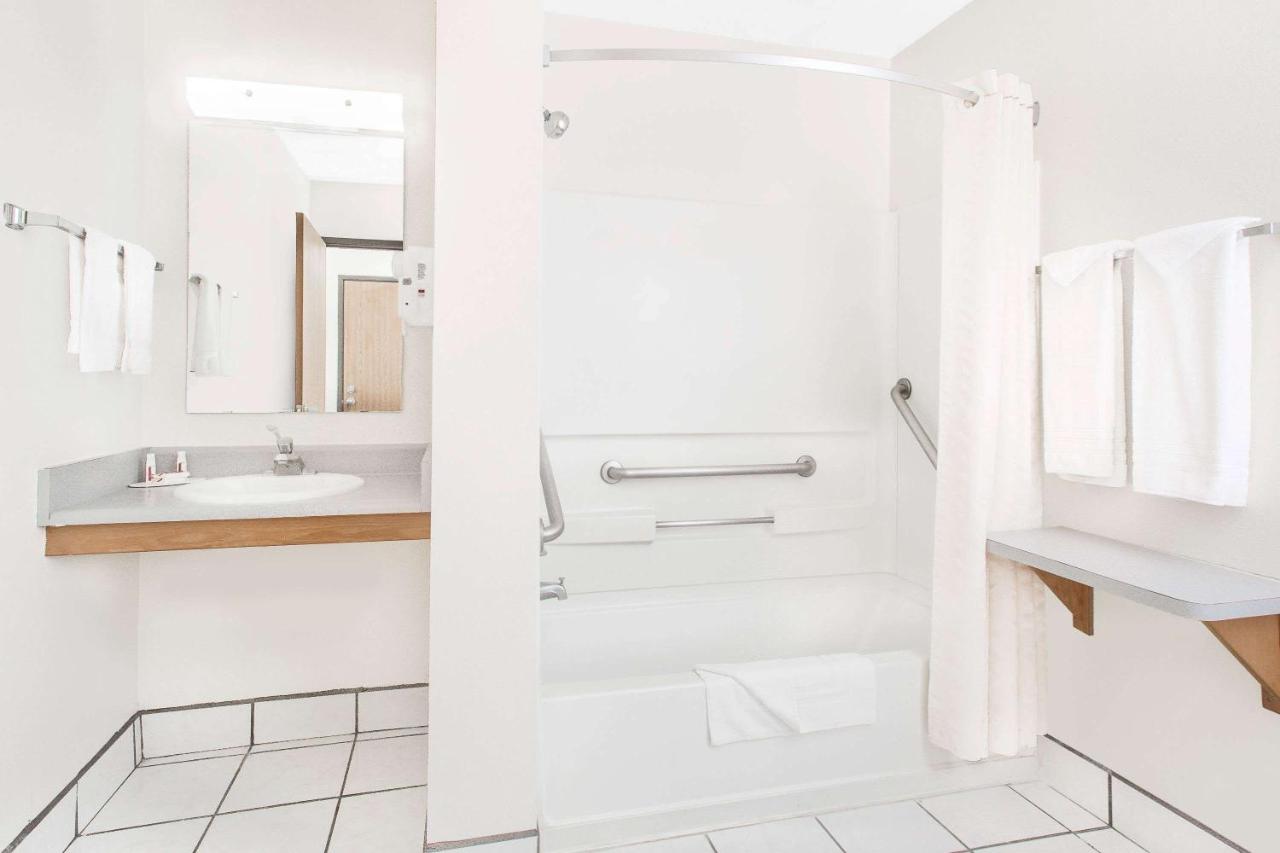 Queen Room - Mobility Access/Non-Smoking at Super 8 by Wyndham Bloomfield