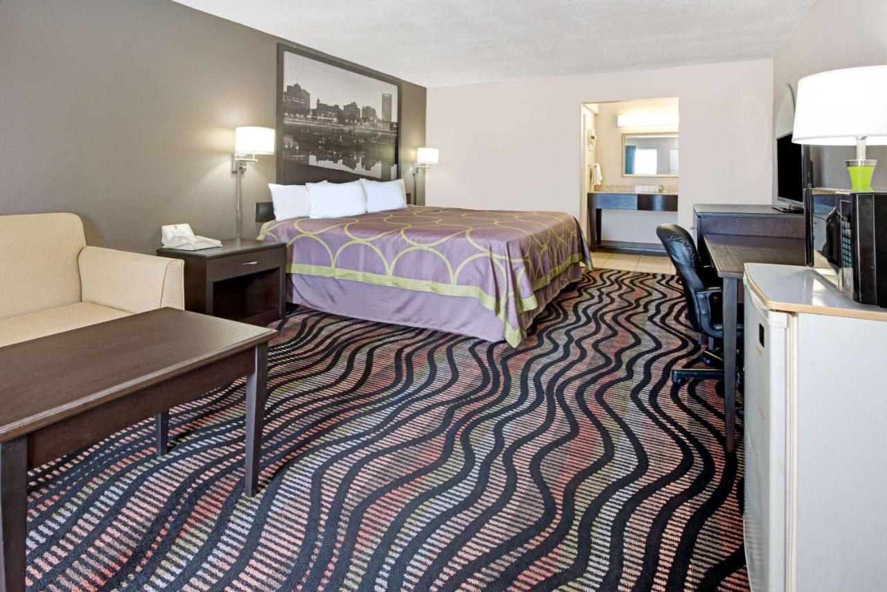 | Super 8 by Wyndham Lakeland