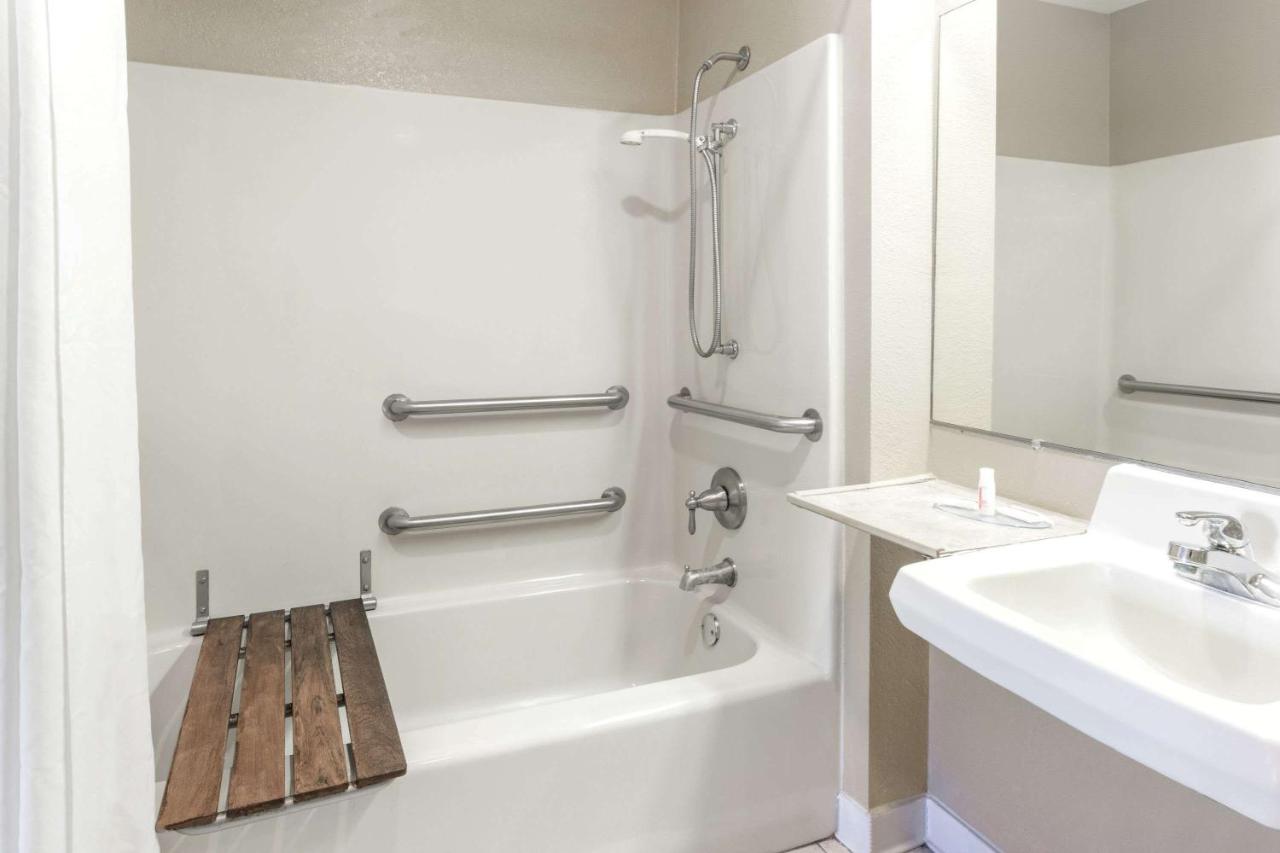  | Super 8 by Wyndham Ashburn